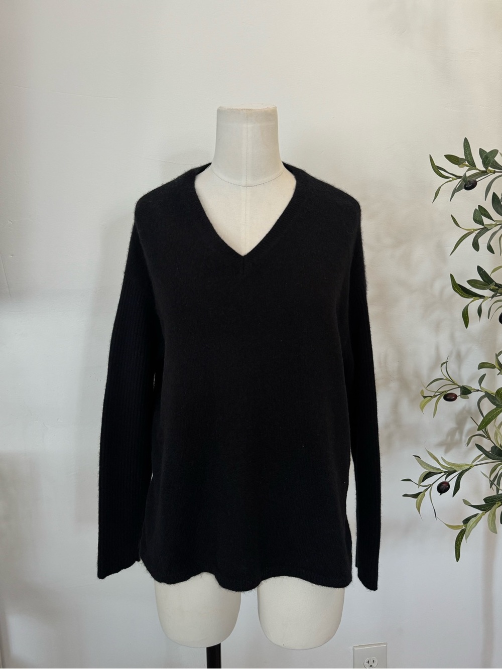 Bloomingdale’s Cashmere 100% 2-Ply Black V-Neck Sweater Women’s M‎ Luxury Knit